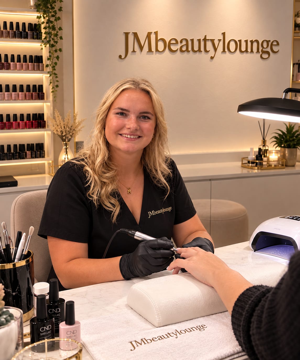 Nagelbehandeling in de sfeervolle salon van JMbeautylounge